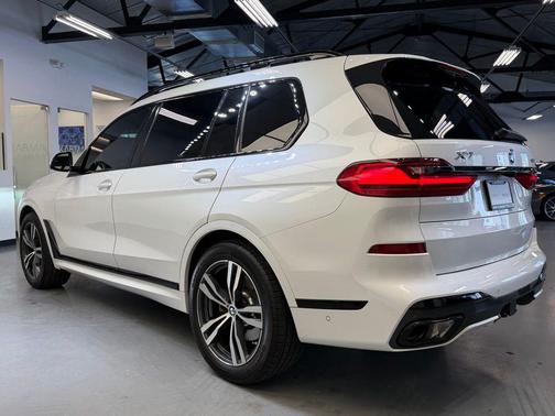 Mineral White Metallic 2022 BMW X7 xDrive40i