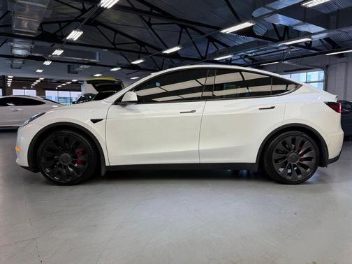 Pearl White Multi-Coat 2022 Tesla Model Y Performance Dual Motor All-Wheel Drive