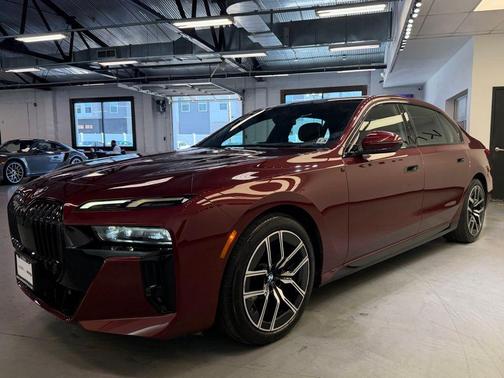 Aventurin Red Metallic 2023 BMW 760 i xDrive