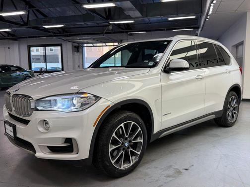 White Metallic 2018 BMW X5 xDrive35i