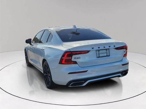 2021 Volvo S60 T5 Momentum