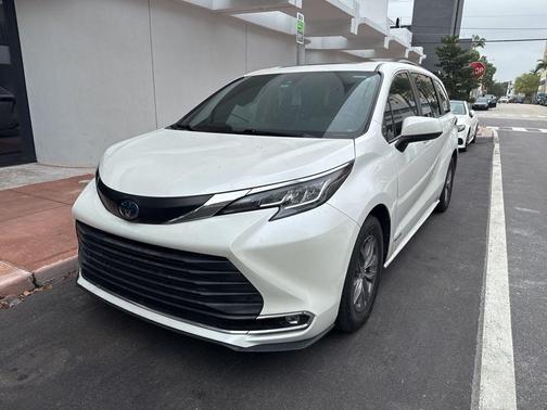 2021 Toyota Sienna XLE