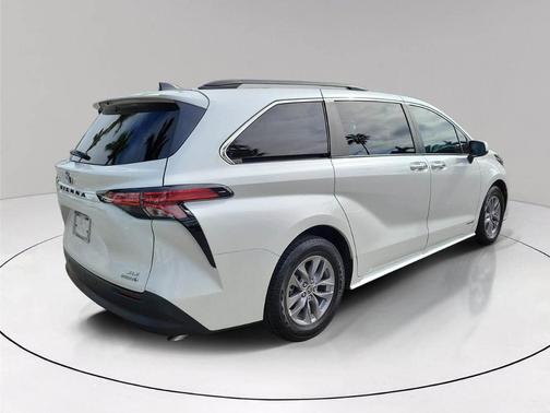 2021 Toyota Sienna XLE
