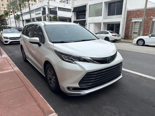 2021 Toyota Sienna XLE