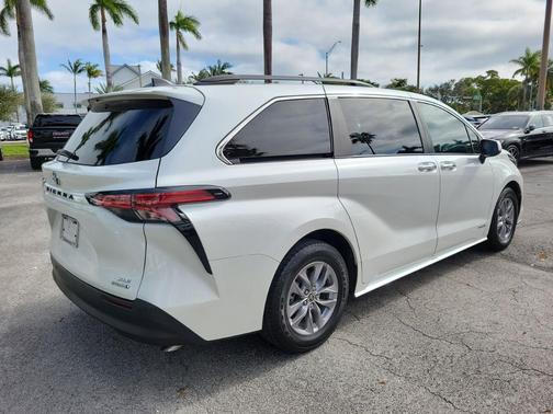 2021 Toyota Sienna XLE
