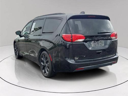Brilliant Black Crystal Pearlcoat 2020 Chrysler Pacifica Touring