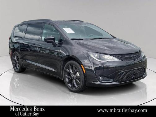 Brilliant Black Crystal Pearlcoat 2020 Chrysler Pacifica Touring