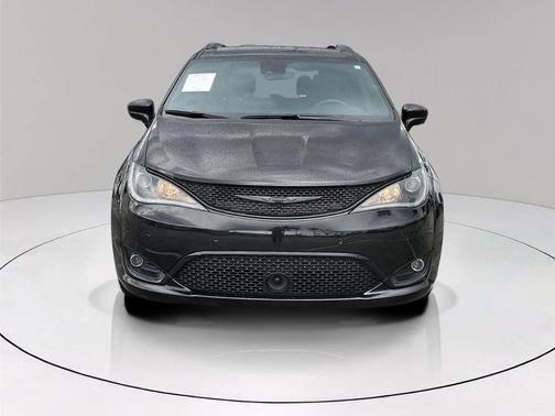 Brilliant Black Crystal Pearlcoat 2020 Chrysler Pacifica Touring