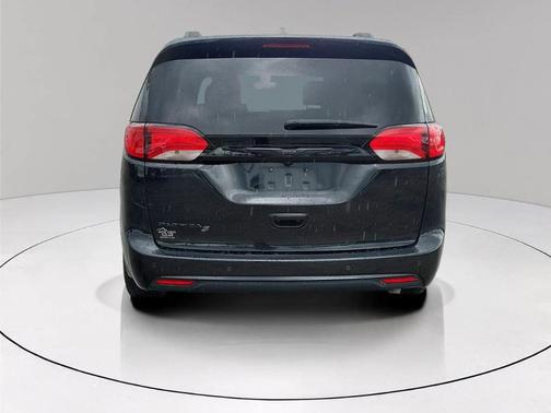 Brilliant Black Crystal Pearlcoat 2020 Chrysler Pacifica Touring