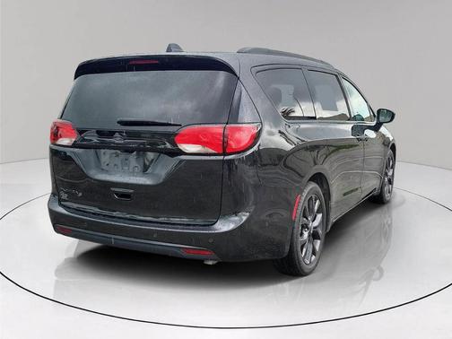 Brilliant Black Crystal Pearlcoat 2020 Chrysler Pacifica Touring