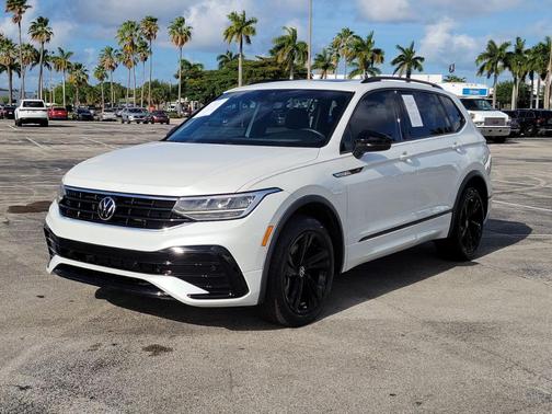 Opal White Pearl Effect 2023 Volkswagen Tiguan 2.0T SE R-Line Black