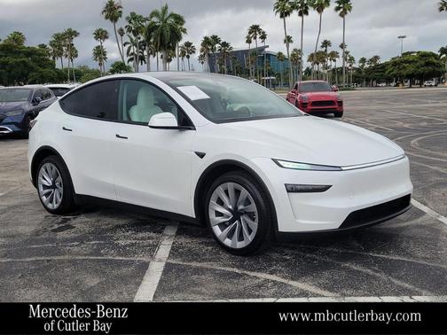 White 2026 Tesla Model Y PREMIUM