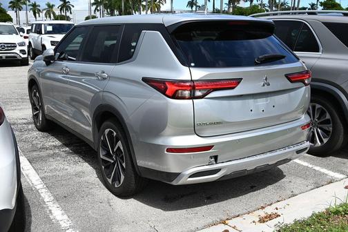 2023 Mitsubishi Outlander SE