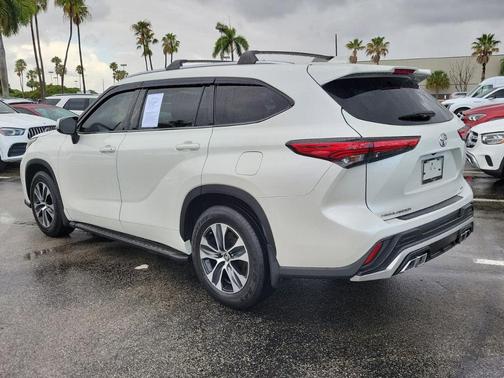 Blizzard Pearl 2021 Toyota Highlander XLE