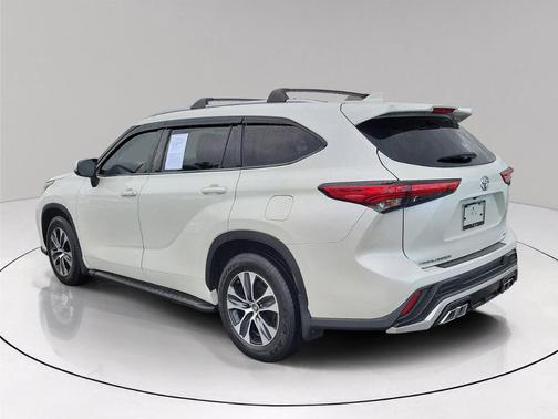 Blizzard Pearl 2021 Toyota Highlander XLE