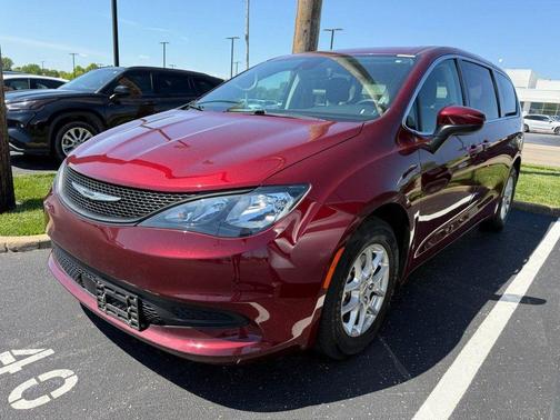 Velvet Red Pearlcoat 2023 Chrysler Voyager LX