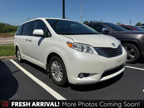 Blizzard Pearl 2017 Toyota Sienna XLE
