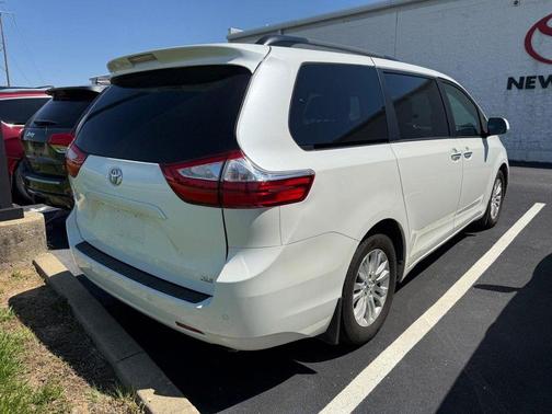 Blizzard Pearl 2017 Toyota Sienna XLE