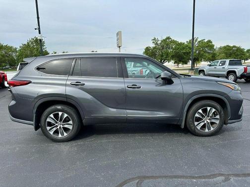 Magnetic Gray Metallic 2020 Toyota Highlander XLE