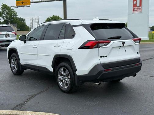 Ice Cap 2023 Toyota RAV4 XLE