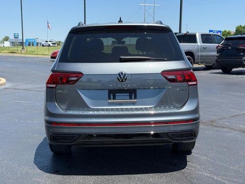 Platinum Gray Metallic 2022 Volkswagen Tiguan 2.0T SE R-Line Black 4MOTION