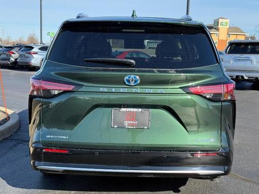 2025 Toyota Sienna Platinum