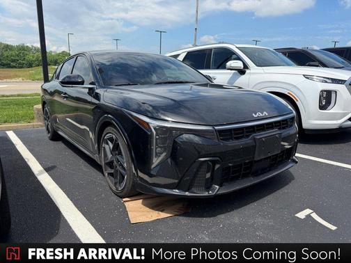 Aurora Black Pearl 2025 Kia K4 GT-Line