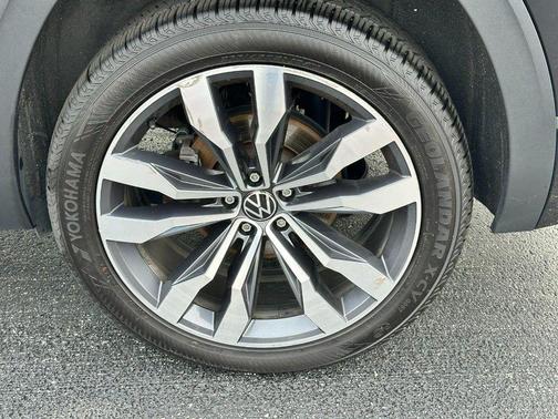 Deep Black Pearl 2023 Volkswagen Atlas 3.6L SEL Premium