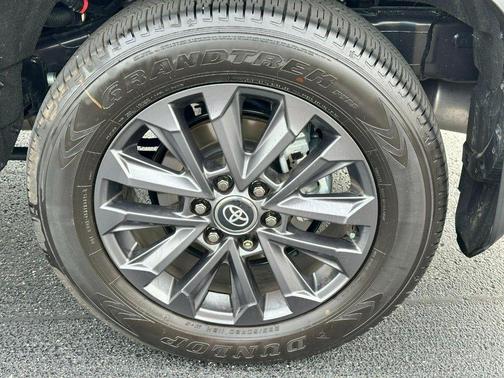 Meteor 2026 Toyota Land Cruiser Base