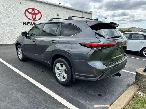 Magnetic Gray Metallic 2023 Toyota Highlander Hybrid LE