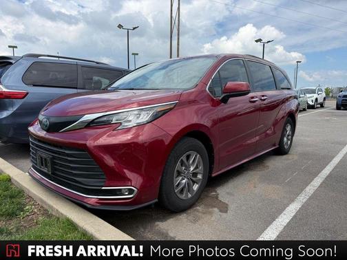 Pearl 2023 Toyota Sienna XLE