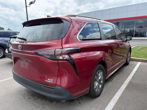 Pearl 2023 Toyota Sienna XLE