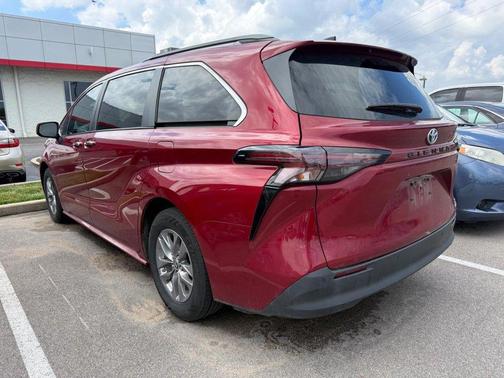 Pearl 2023 Toyota Sienna XLE