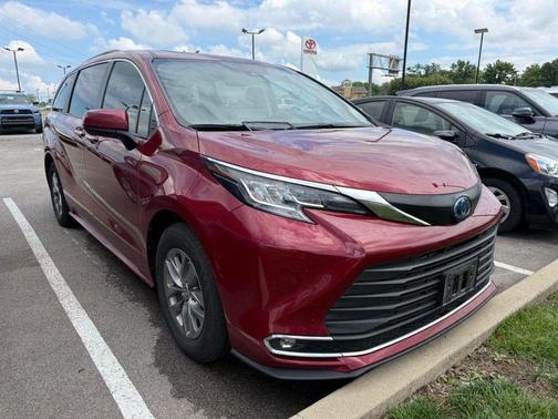 Pearl 2023 Toyota Sienna XLE