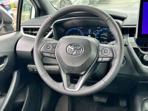 Ice Cap/Midnight Black Metallic 2026 Toyota Corolla SE