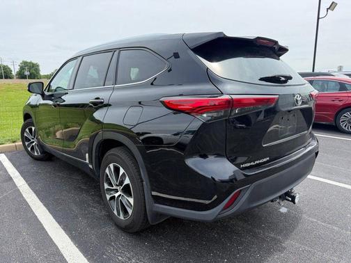 Midnight Black Metallic 2021 Toyota Highlander XLE