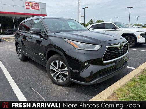 Midnight Black Metallic 2021 Toyota Highlander XLE