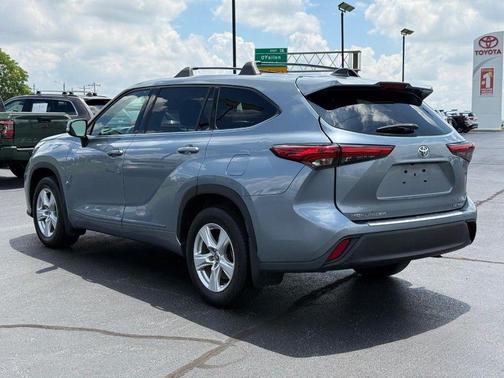 Moon Dust 2022 Toyota Highlander LE