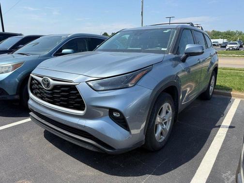 Moon Dust 2022 Toyota Highlander LE