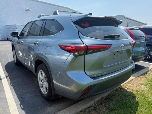 Moon Dust 2022 Toyota Highlander LE