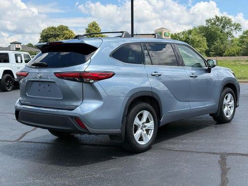 Moon Dust 2022 Toyota Highlander LE