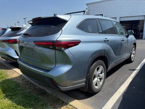 Moon Dust 2022 Toyota Highlander LE