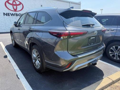 Magnetic Gray Metallic 2024 Toyota Highlander Platinum