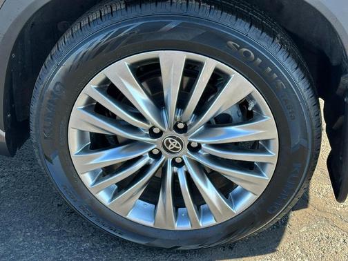 Magnetic Gray Metallic 2024 Toyota Highlander Platinum