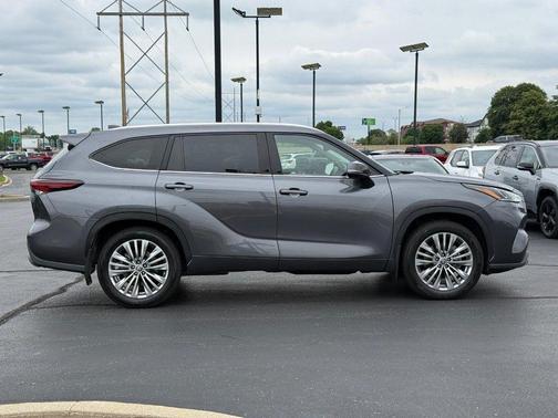 Magnetic Gray Metallic 2024 Toyota Highlander Platinum