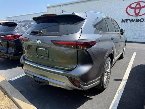 Magnetic Gray Metallic 2024 Toyota Highlander Platinum