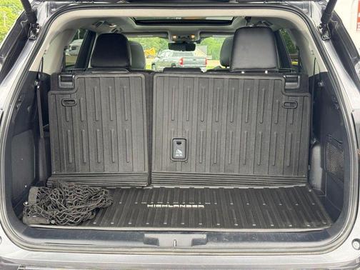 Magnetic Gray Metallic 2024 Toyota Highlander Platinum