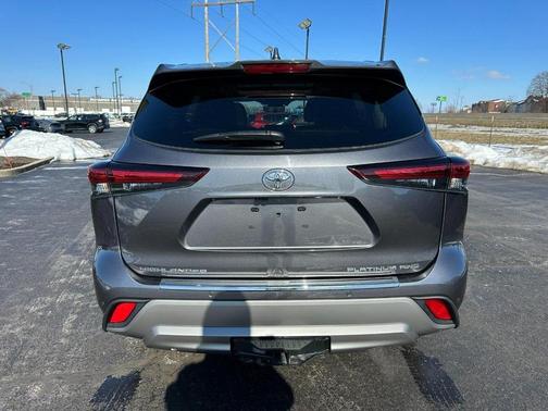 Magnetic Gray Metallic 2024 Toyota Highlander Platinum