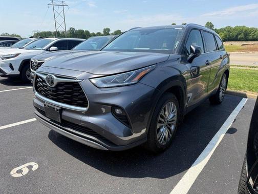 Magnetic Gray Metallic 2024 Toyota Highlander Platinum
