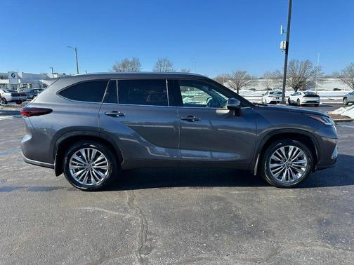 Magnetic Gray Metallic 2024 Toyota Highlander Platinum